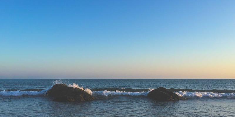 新娘礼服面料全解析：缎面、蕾丝、欧根纱，如何选对属于你的梦幻嫁衣？