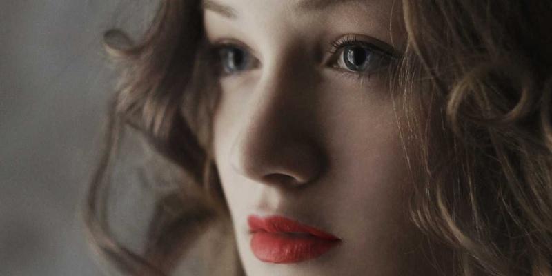 时光的华服：维多利亚时期新娘礼服复刻指南，打造一场穿越世纪的浪漫婚礼